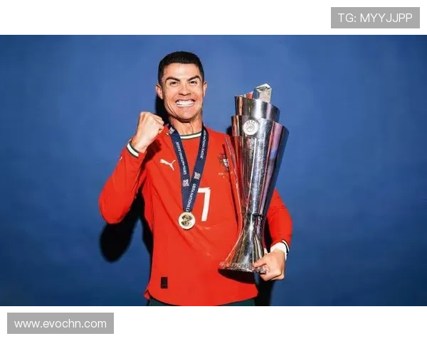 C罗晒三次捧杯照庆祝葡萄牙足协成立112周年